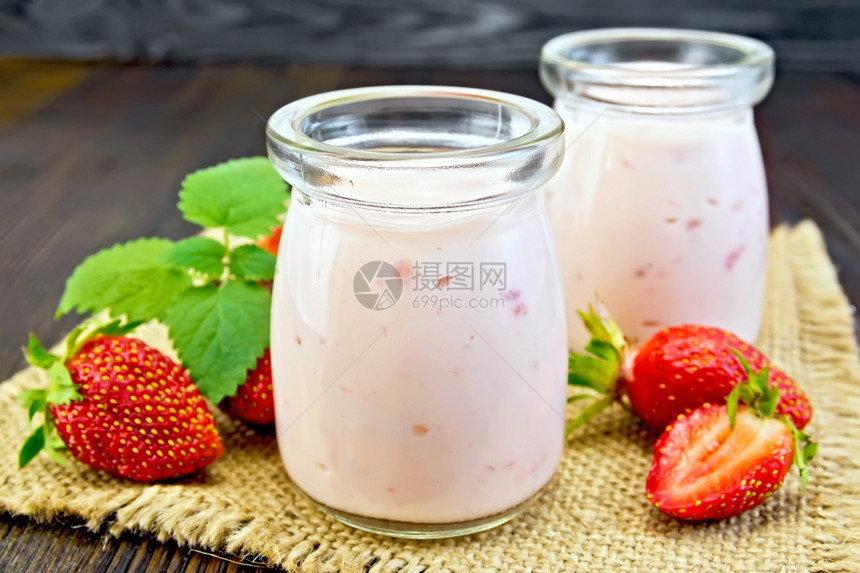 两杯玻璃罐里有草莓酸奶图片