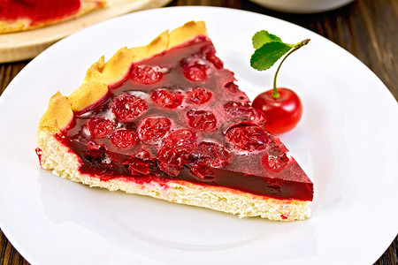 一块甜的馅饼樱桃莓果和冻在盘子里叉黑木板上高清图片