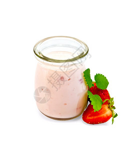 白色背景上的草莓酸奶图片