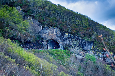 北卡罗莱纳的蓝脊公园色山的顶隧道图片