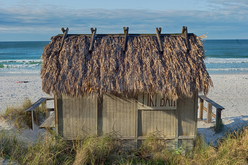 海洋上的沙滩Tik小屋条图片