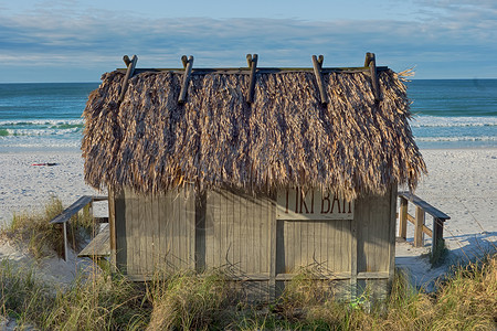 海洋上的沙滩Tik小屋条高清图片