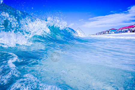 蓝色水晶流在海滩上坠落高清图片