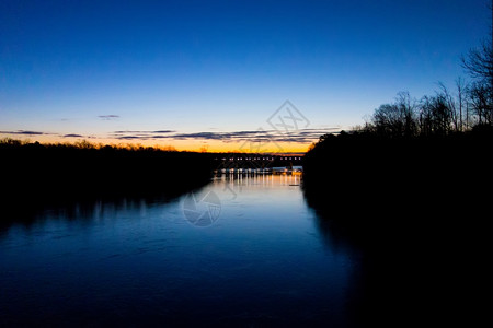 早日在河上黎明图片