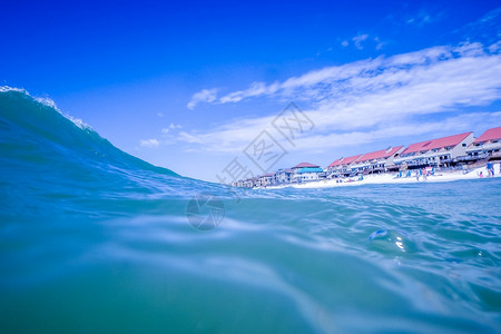 蓝色水晶流在海滩上坠落高清图片