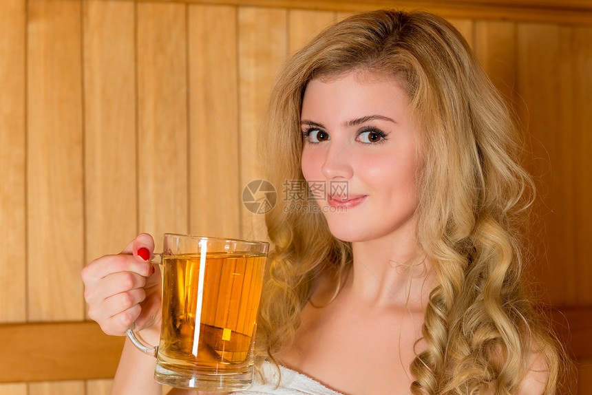 金发女在桑拿房里喝啤酒图片