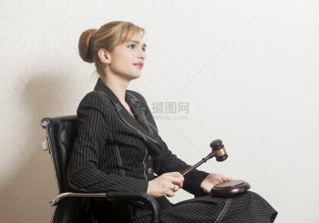 女法官用木制手架坐在办公椅子上图片