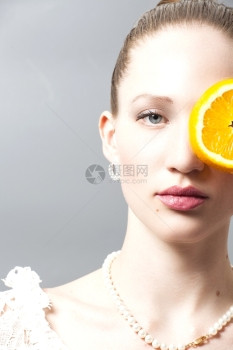 灰色背景的橙子美女肖像图片