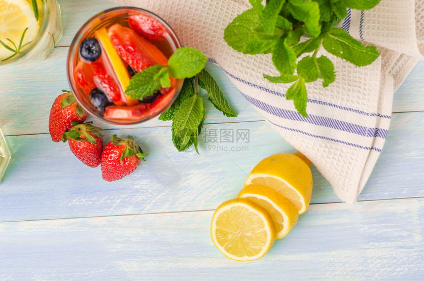 以柠檬橙子草莓和蓝补充夏季自制鸡尾酒图片