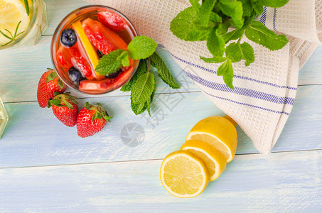 以柠檬橙子草莓和蓝补充夏季自制鸡尾酒饮食高清图片素材
