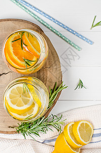 清新夏季自制鸡尾酒加柠檬和橙子图片