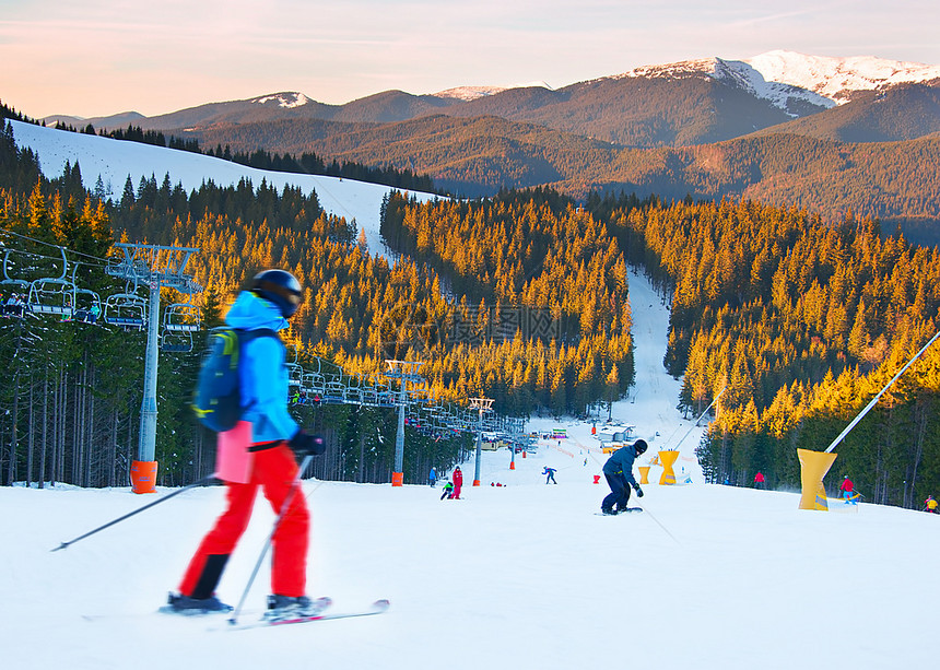 在山坡上滑雪的人图片