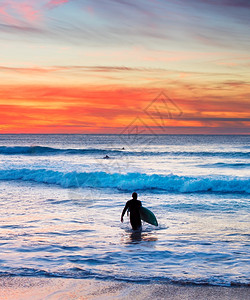 日落时冲浪机出海洋图片