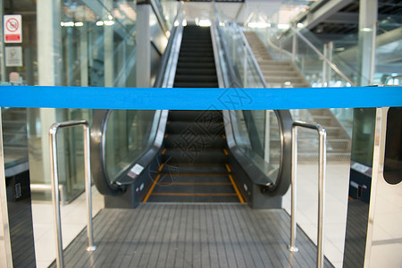 无人步行的机场扶梯图片