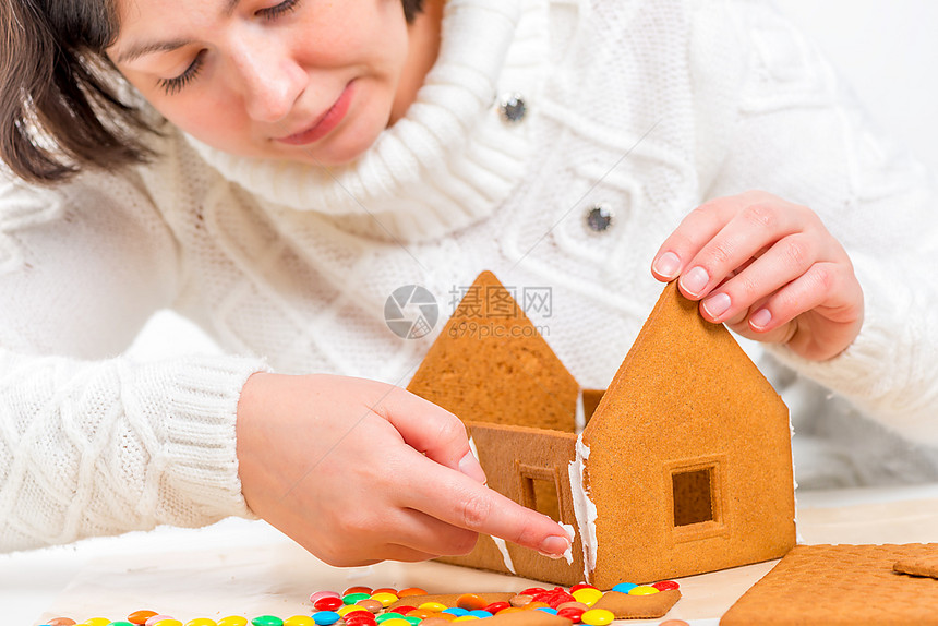 女孩准备做一个姜饼房子图片