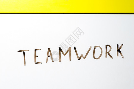 写在白板标记上的团队合作这个词图片