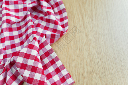经检查的红棉和白桌布在木边缘图片