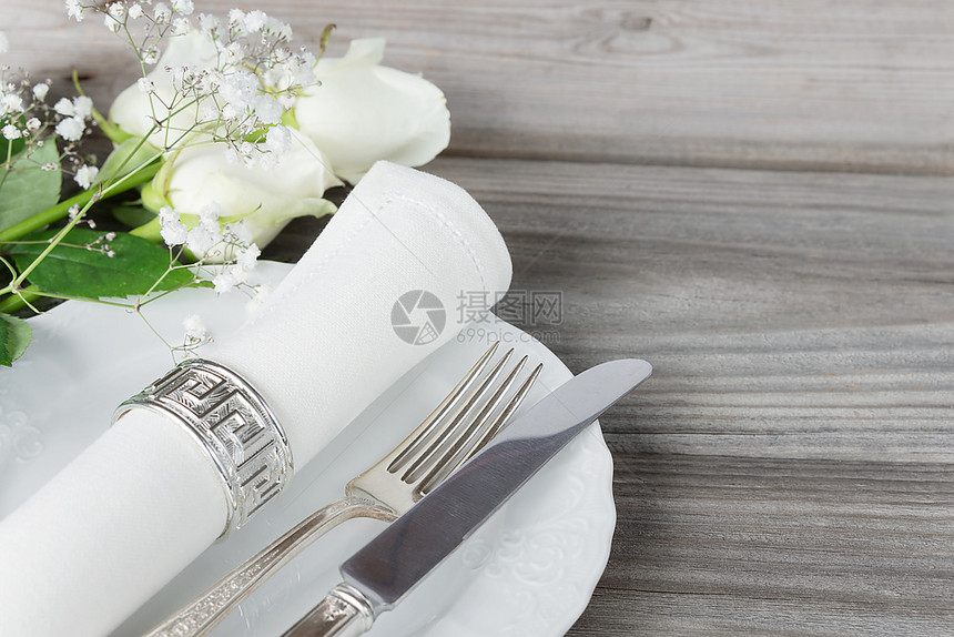 白板餐巾具和白玫瑰花图片