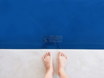 赤脚站在游泳池旁图片