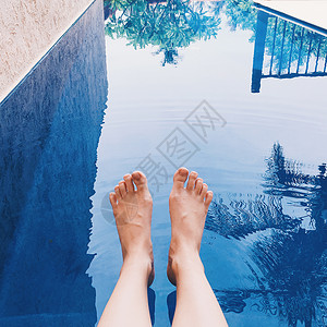 水池中带有红色脚印的雌腿图片