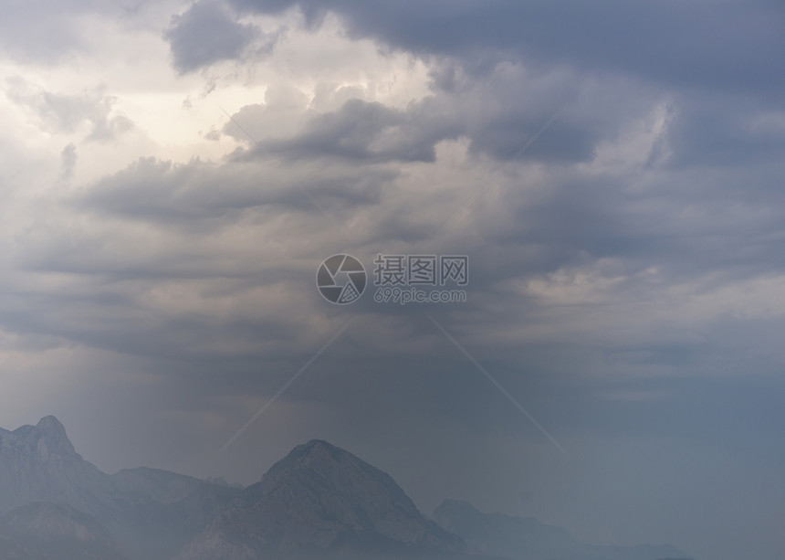 山上的云雨图片