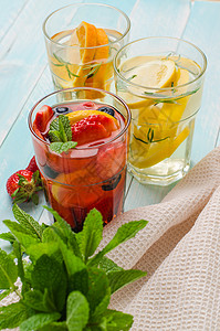 以柠檬橙子草莓和蓝补充夏季自制鸡尾酒柠檬水高清图片素材