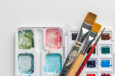 画笔框框中的水彩色油漆画布上的艺术刷子带有复制空间的顶部视图背景