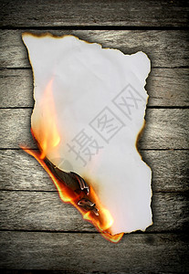 木背景上的燃烧纸图片