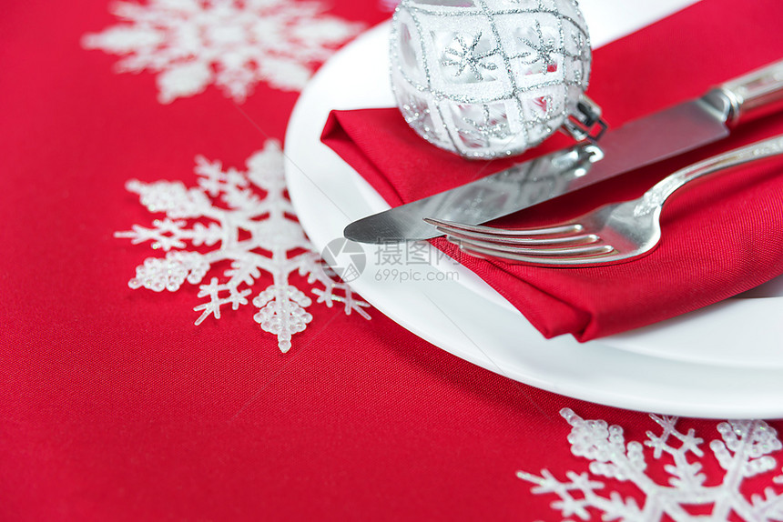 圣诞节桌银刀和叉红色餐巾美丽的圣诞节舞会都放在白瓷板上放在一张桌子上面有红色桌布文字空间图片