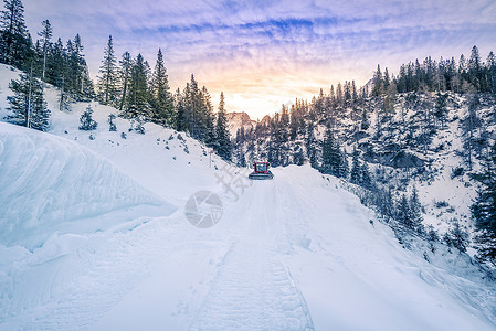 被白雪覆盖的道路图片