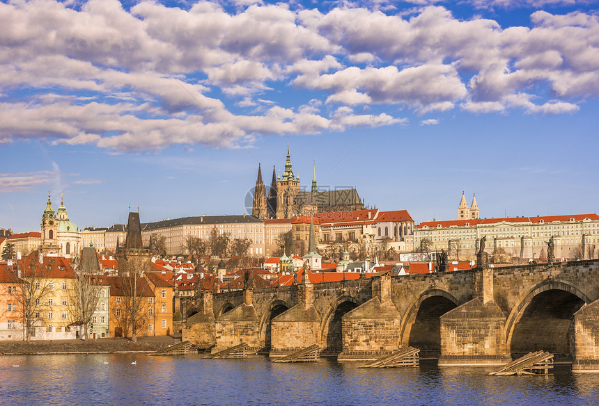 在美丽的天空下在背景和前之下有石棺大教堂的城市风景Czech的Prague拍摄的照片图片