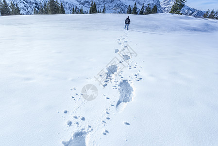 amn雪上脚印冬季风景多雪一个人去山上留下脚印背景图片
