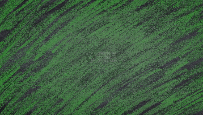 有绿色粉笔抓痕作为背景和写空间的黑板图片