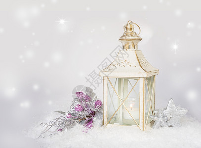 带有燃烧的旧灯笼白色圣诞节装饰品和落雪的圣诞卡图片
