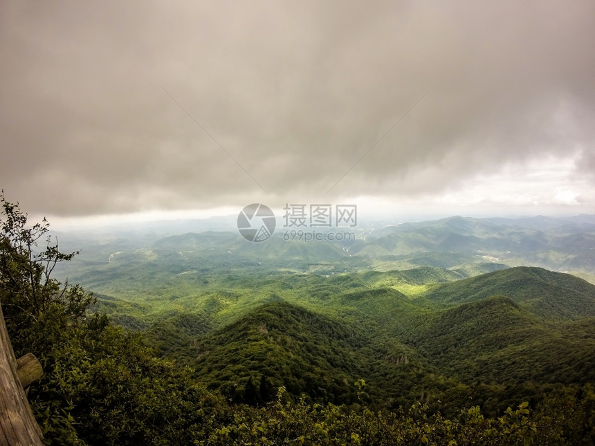 北卡罗莱纳部有烟山的阿巴拉契亚小径沿线图片