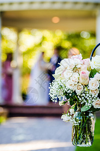 花园场地的婚礼设置细节图片