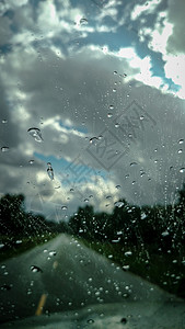 在暴雨中驾车时能见度有限图片