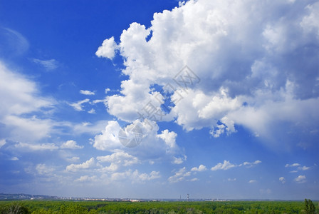 蓝色云的城市视图图片
