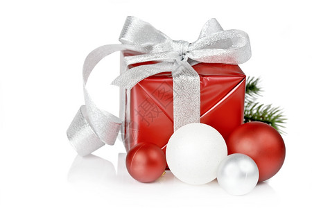 红色礼物盒带银花旗彩和白底的圣诞胸罩背景图片