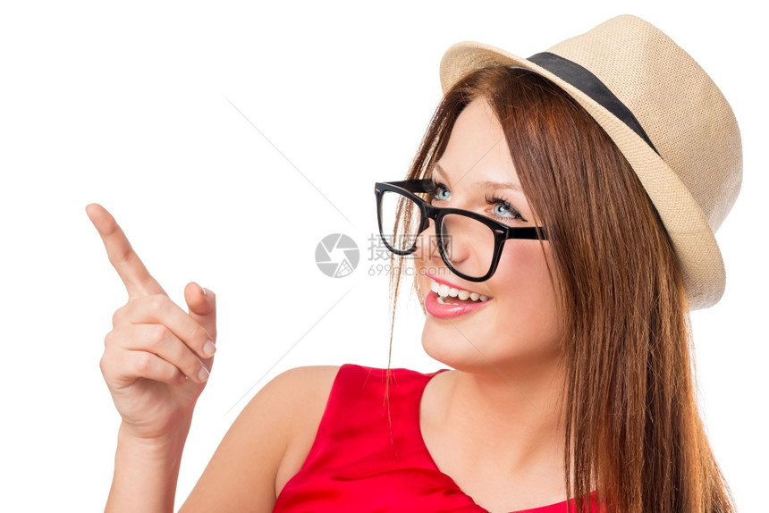 戴着帽子的漂亮女孩在白色背景上露出他的手指图片