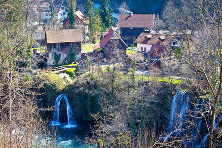 拉斯托克村瀑布和木屋立卡croati图片