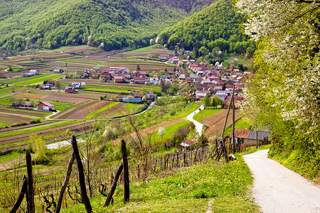 雷苏内克ivansczgorjecati附近的原始山区村庄背景