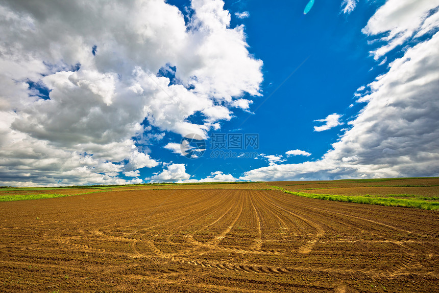 飞速的天空下播种田地农业区克里戈croati图片