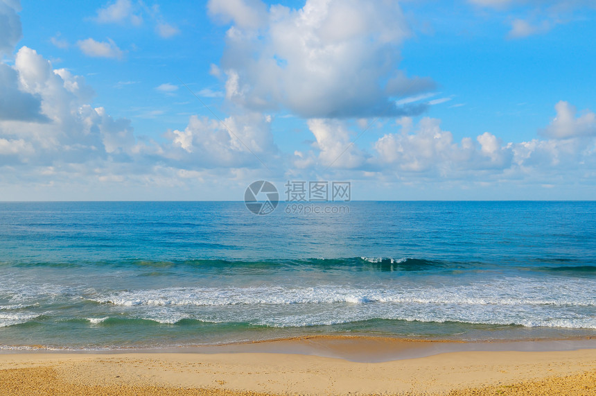 海洋沙滩和蓝天空图片