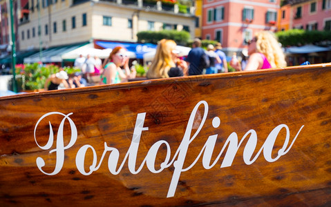 著名的波尔福蒂诺镇名字位于意大利的城在船边高清图片