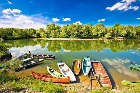 河口和村的多彩轮船高清图片