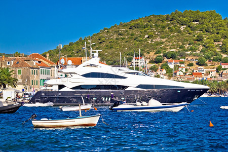 港口夏季观光景的豪华游艇著名的croati旅游景点图片