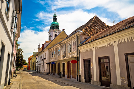 卡尔洛瓦茨镇街道和教堂中央croati图片