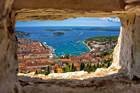 克罗地亚达尔马提亚fortica要塞透过石窗鸟瞰赫瓦尔湾图片