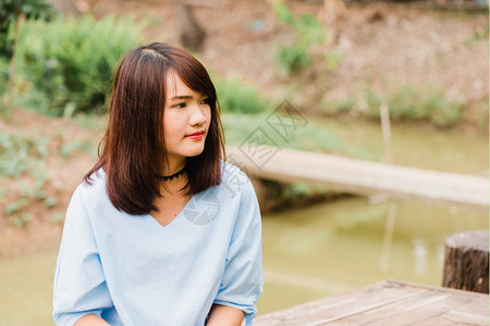 美丽的快乐女人在外景拍写真照背景图片